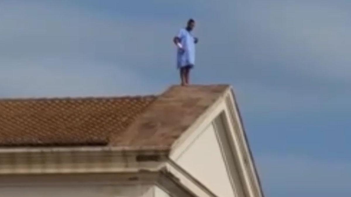 Un paciente de La Fe de València trepa hasta el tejado para pedirle perdón a su novia