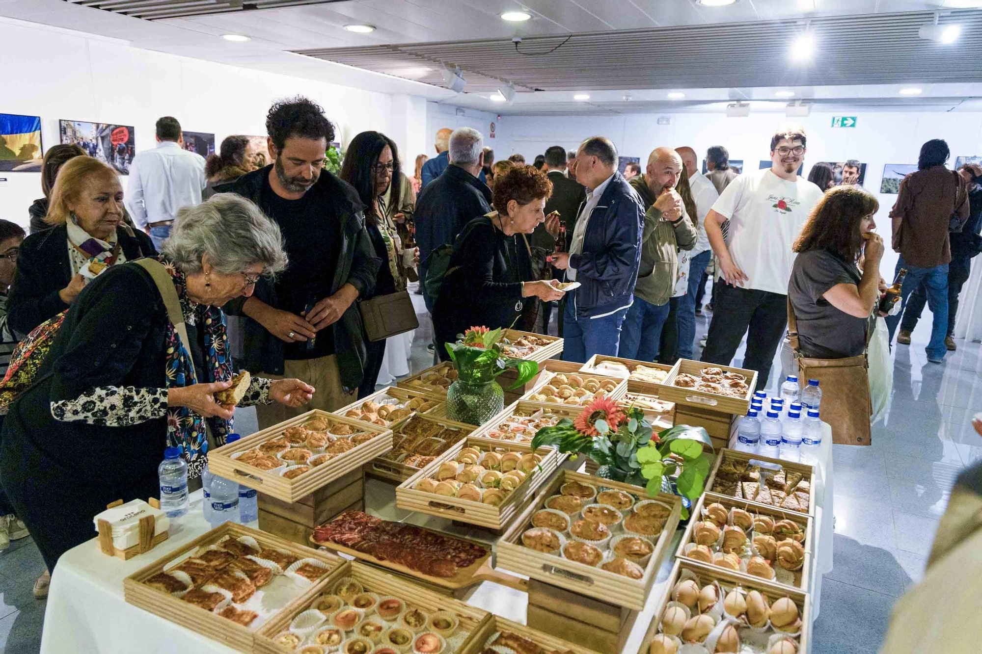 lleno total en la inauguración de INFotoperiodistas 2024,. un año de fotografía de prensa en Alicante