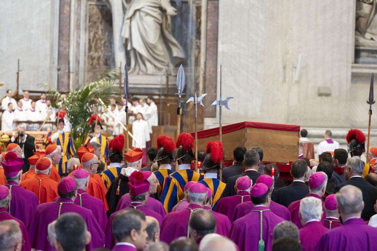 El trasllat del fèretre del papa Francesc a la basílica de Sant Pere, en imatges