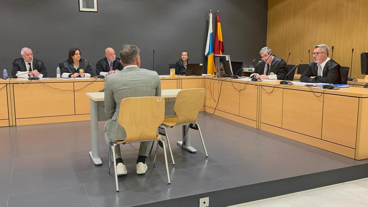 El acusado, de espaldas, responde a las preguntas del fiscal durante el juicio celebrado este miércoles en la Audiencia Provincial.