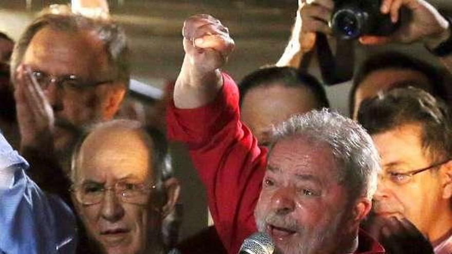 Lula, el viernes, ante sus simpatizantes. // Reuters