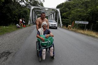 Nery, el migrante hondureño que viaja con la caravana en silla de ruedas