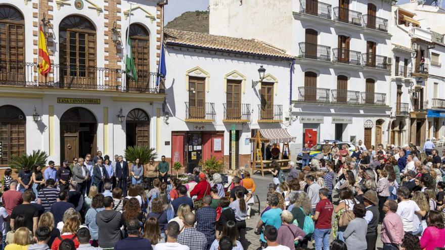 Minuto de silencio por la víctima en Álora, Málaga. |   // ÁLVARO CABRERA