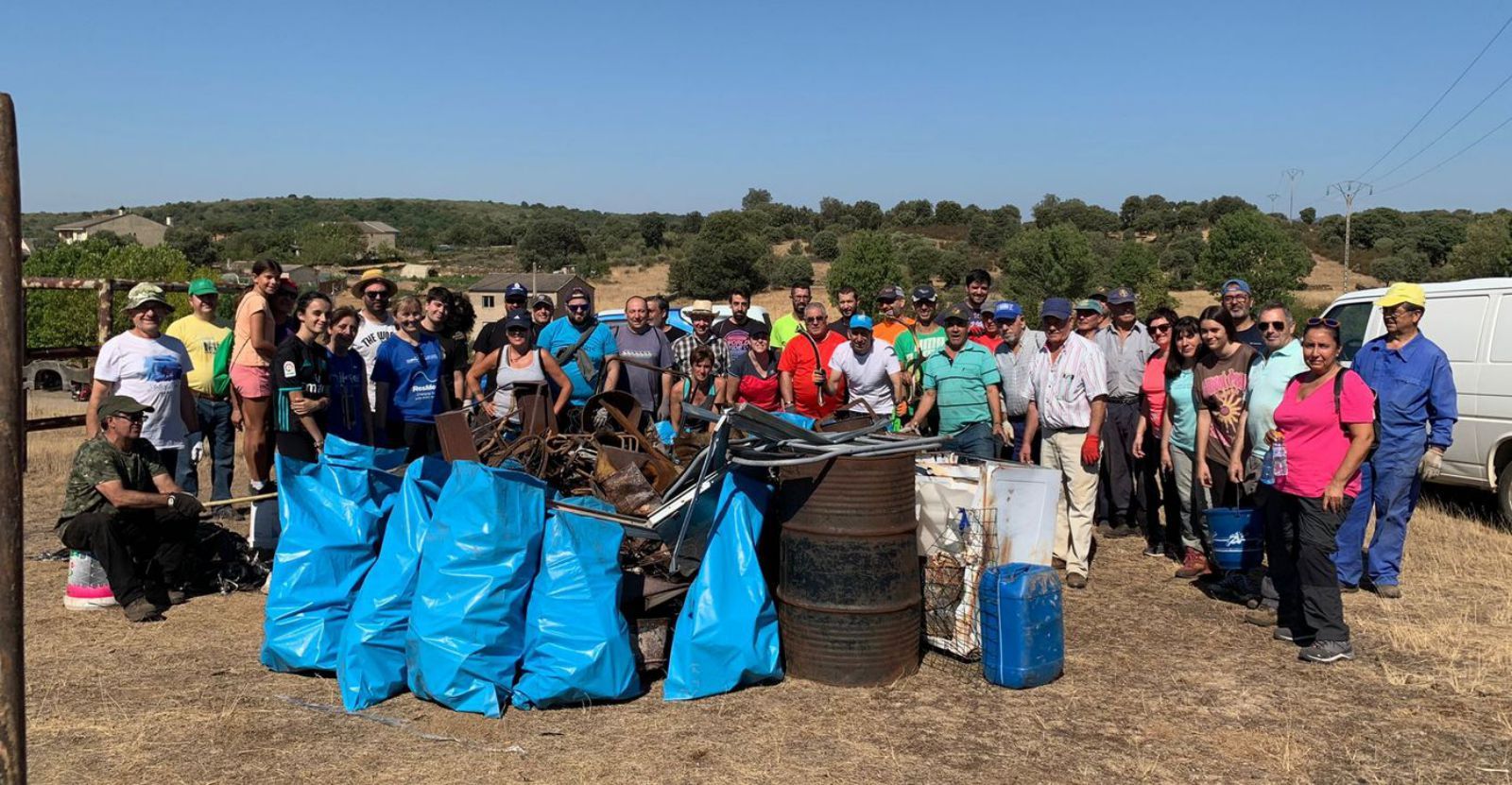 Voluntarios del pueblo recogiendo basura. | C. S.