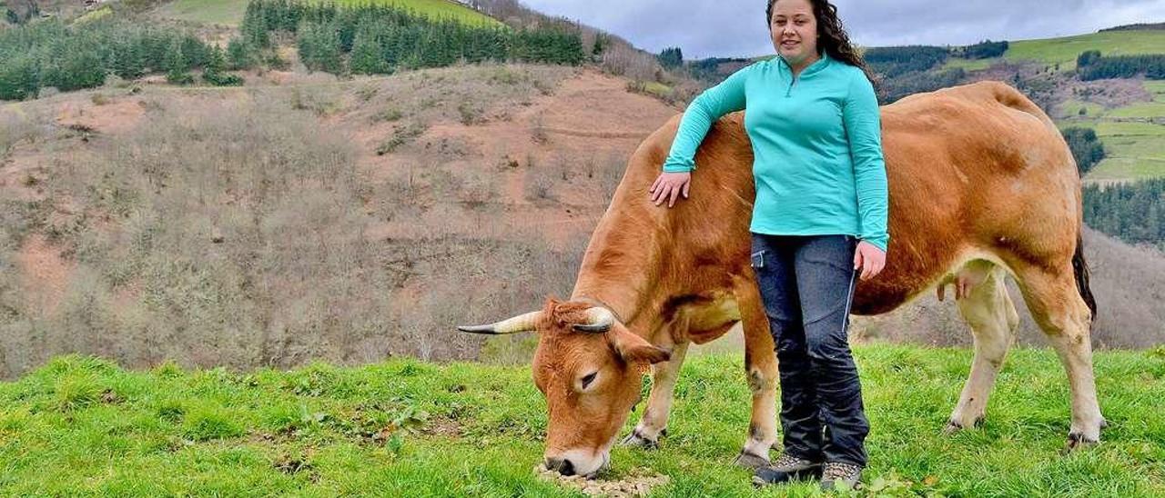 Laura García Fernández con su vaca &quot;Princesa&quot;, que su abuelo Celestino le regaló cuando era una xatina, hace unos cuatro años.