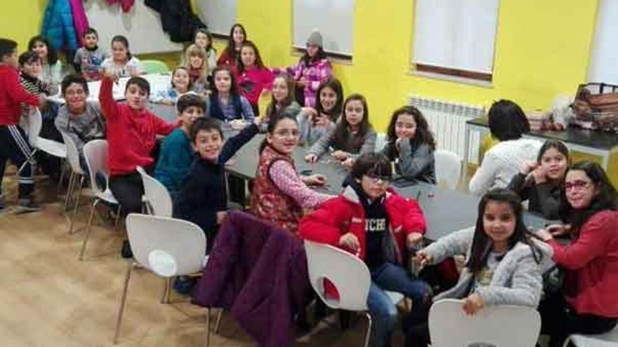 Juventud llena el taller de gominolas y aplaza a hoy el espectáculo de pompas de jabón