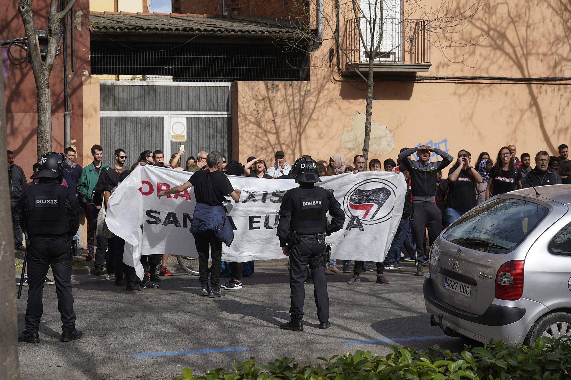 Un centenar de persones es manifesten contra un acte electoral de VOX a Girona