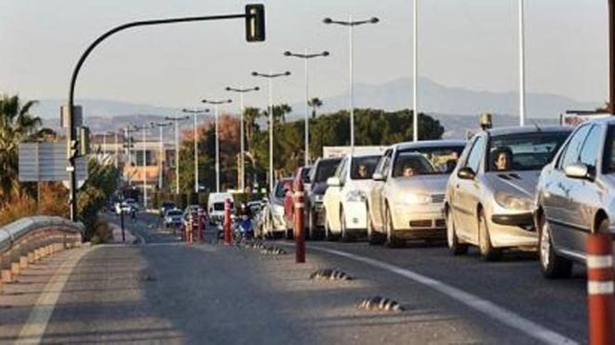Coches en fila en una carretera de la Región.