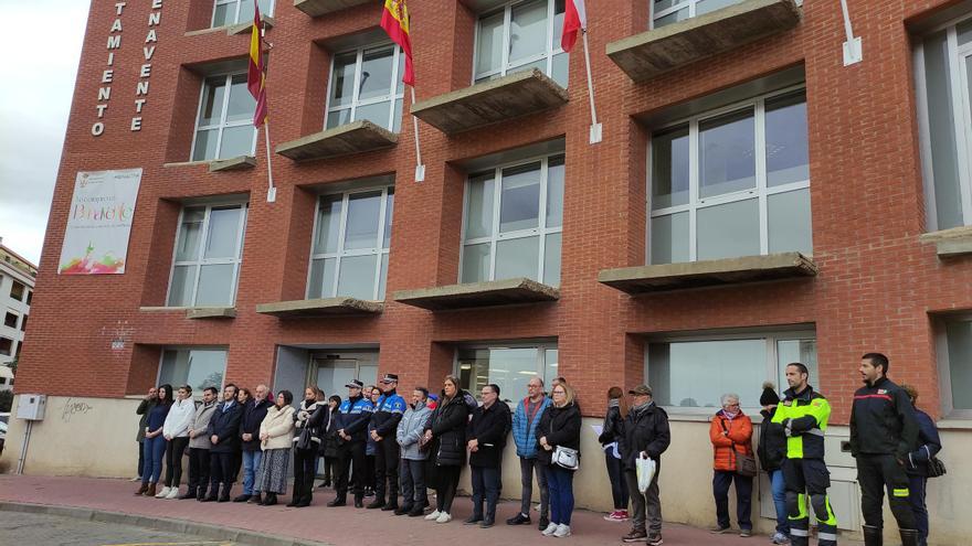 Benavente guarda un minuto de silencio en recuerdo de las víctimas del incendio de Valencia