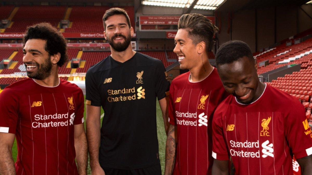 Salah, Alisson, Firmino y Mané con la nueva equipación del Liverpool para la temporada 2019/20