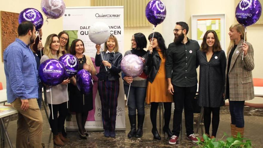 Miembros de la Asociación Quiero Crecer, ayer, en la Facultad de Derecho, en Murcia.