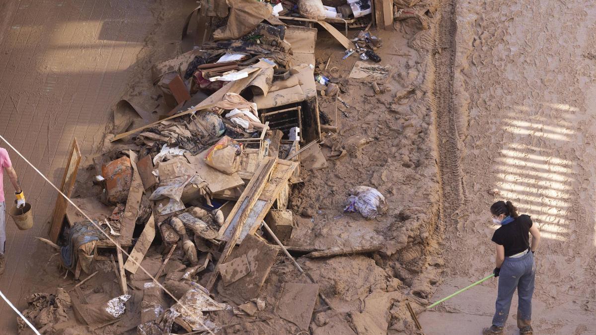 Limpieza de las calles de Paiporta tras la dana del 29 de octubre.