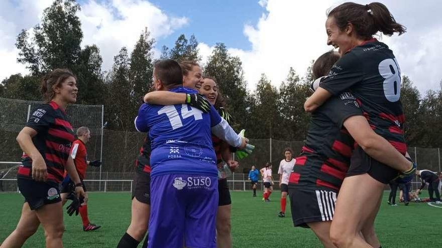 Jugadoras de Herdeiras de Dhais festejan el título copero, ayer, en Xove.