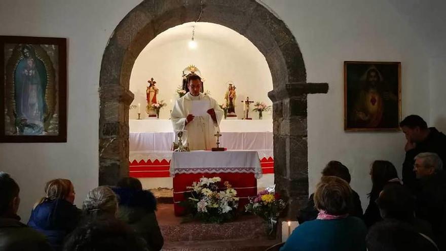 Dolia (Belmonte de Miranda) estrena la obra de la capilla con un recuerdo a la vecina Teresa Suárez