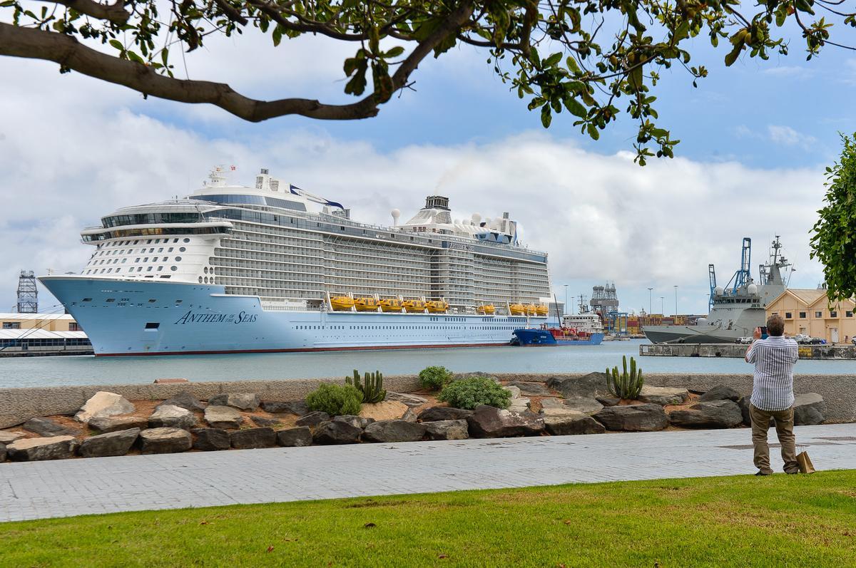 Una gabarra de suministro de combustible atiende al crucero Anthem of the Seas en el Puerto de Las Palmas.