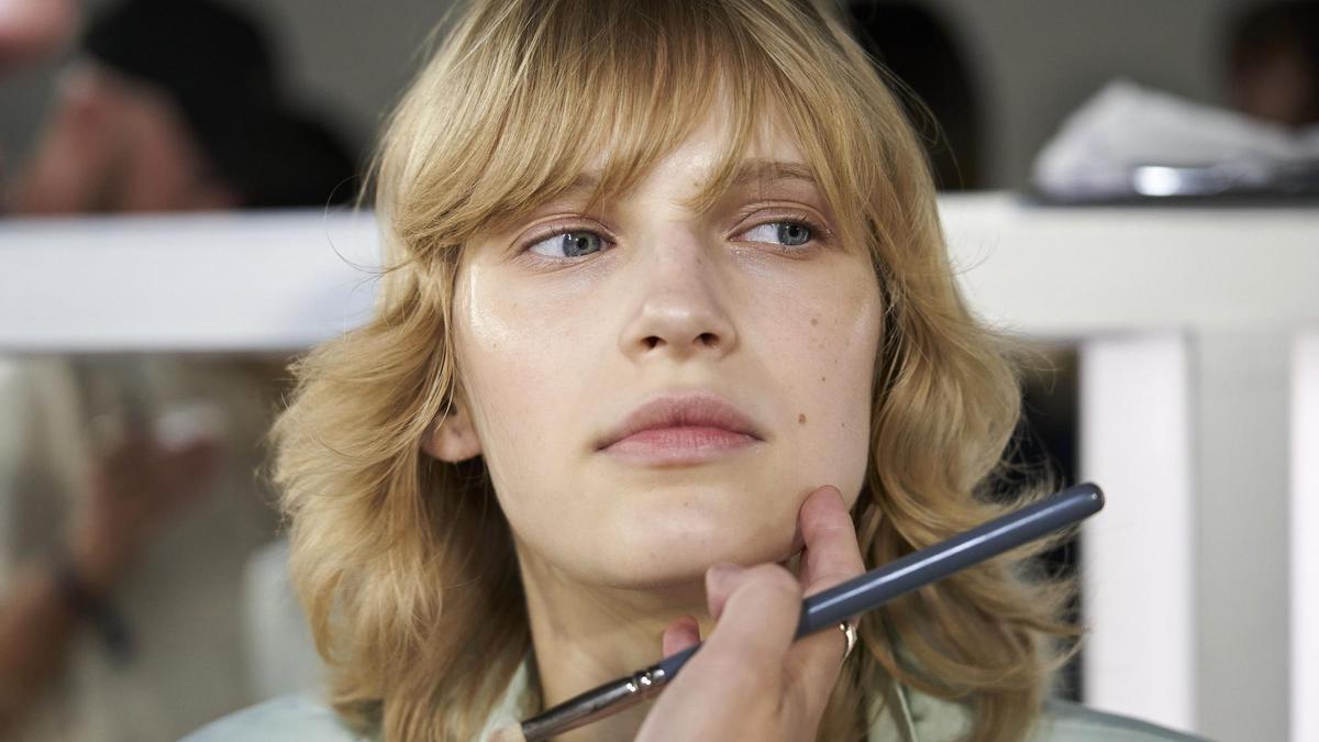 Si odias maquillarte en verano, solo necesitas un corrector (y este truco de TikTok)
