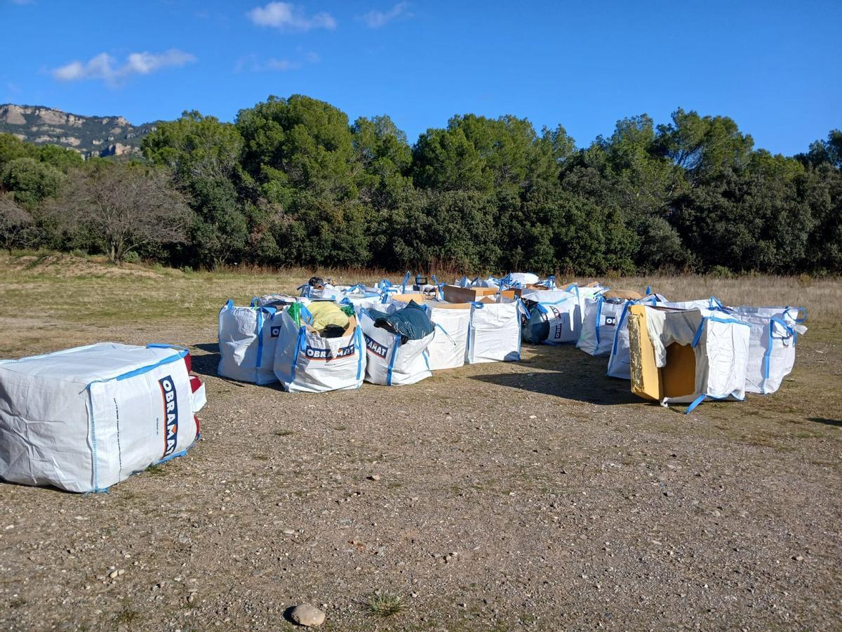 Una part dels residus retirats del cim de la Mola