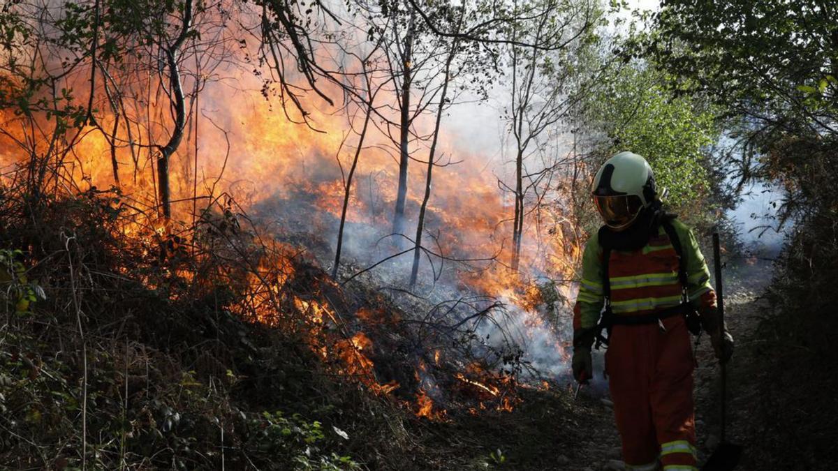 Un gallego que trabajaba con maquinaria y tres boaleses que lanzaron pirotecnia, investigados por dos incendios en el Occidente