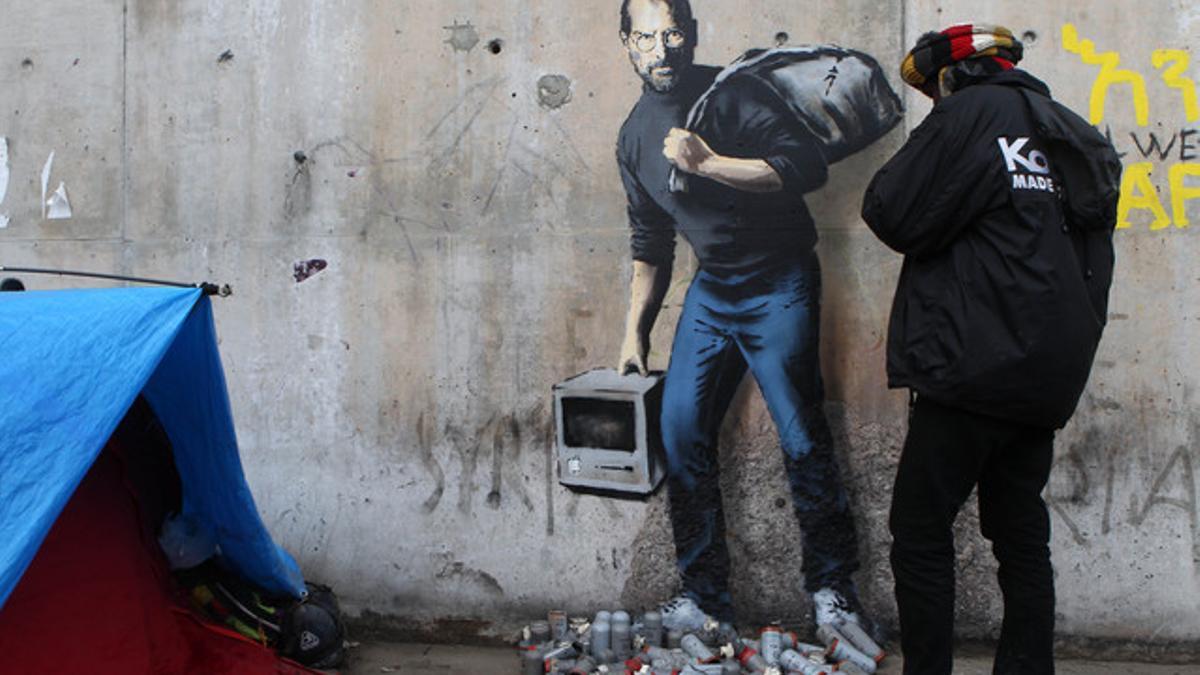 El grafiti de Jobs, a la entrada de un campo de refugiados en Calais (Francia).