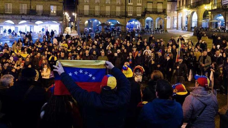 Los participantes en la manifestación celebrada anoche en la Plaza Mayor de Venezuela pidiendo elecciones en aquel país // Agostiño Iglesias