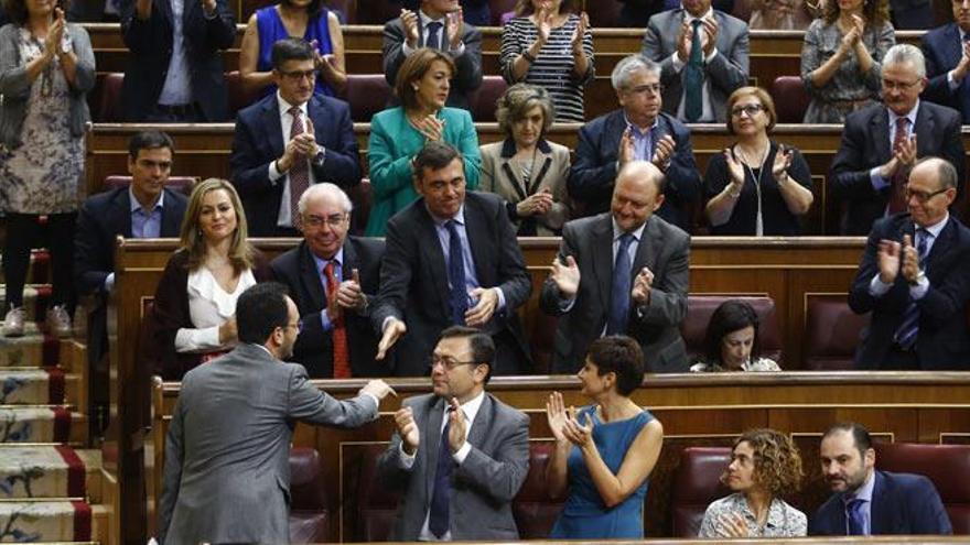 Pedro Sánchez y los críticos del PSOE no aplauden el discurso de Antonio Hernando