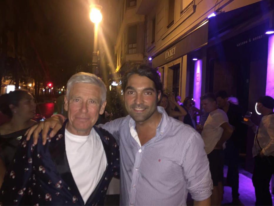 Adam Clayton, con el propietario de la discoteca, David Núñez.