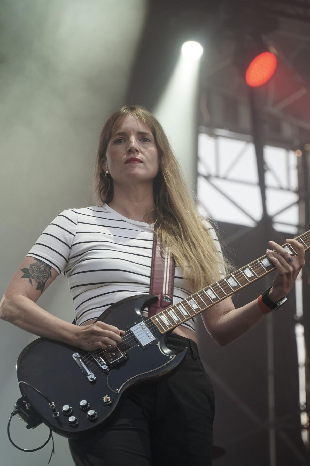 El dúo gallego formado por Anxela Baltar (guitarra y voz) y Violeta Mosquera (batería y voz) tomaron el escenario de la playa en la primera jornada del Festival Noroeste en Riazor. El dúo gallego formado por Anxela Baltar (guitarra y voz) y Violeta Mosquera (batería y voz) tomaron el escenario de la playa en la primera jornada del Festival Noroeste en Riazor.