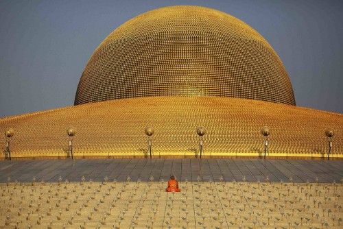 Monje budista rezando en el templo de Wat Phra Dhammakaya