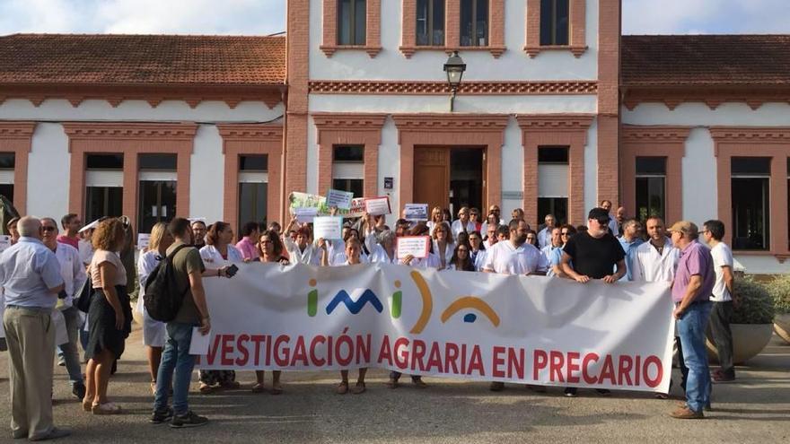 Los trabajadores protestan en las puertas del centro de La Alberca