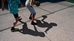 Dos niños juegan en un campamento deportivo, el pasado verano.