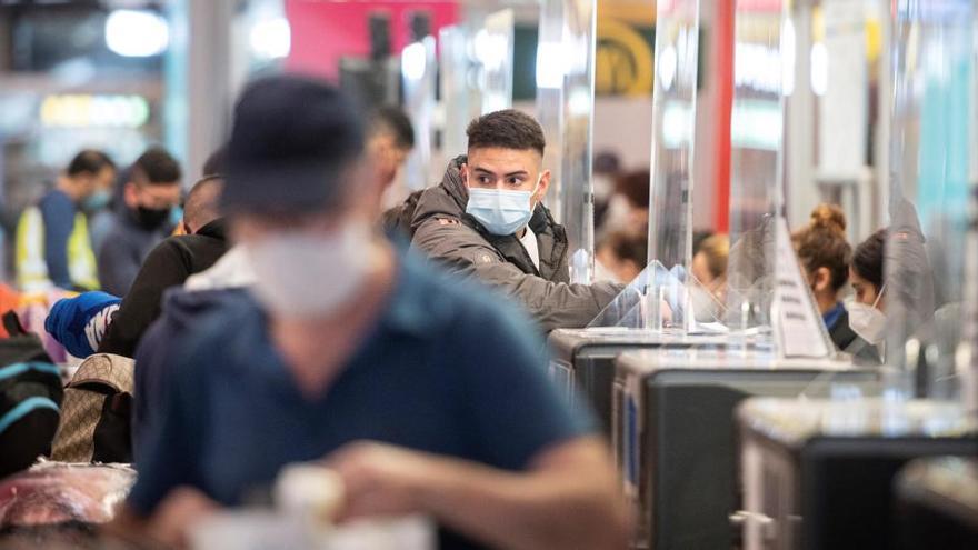 Viajeros en el aeropuerto de Barajas.