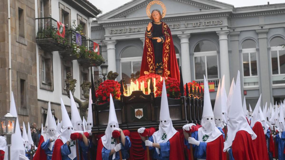 Un pas de natzarens en la Setmana Santa d’Avilés, ahir. | ELOY ALONSO / EFE