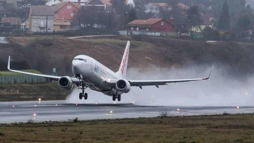 El Boeing 737-800 con 180 plazas de Air Europa despegando desde Peinador. // Carlos González