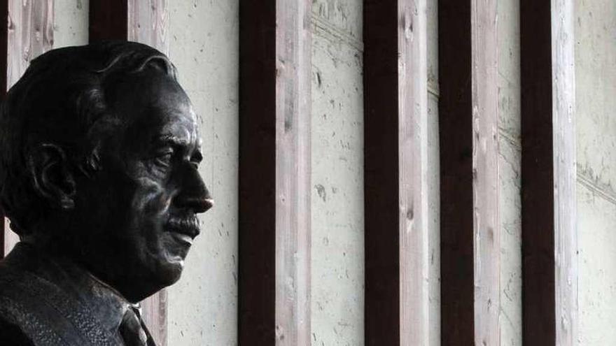 Busto a Alfonsín, en la entrada a la pousada. // Iñaki Abella