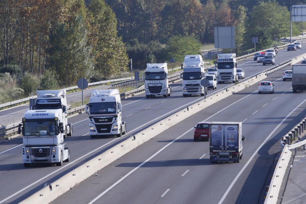 Marxa lenta de camions a la N-II al seu pas per Aiguaviva