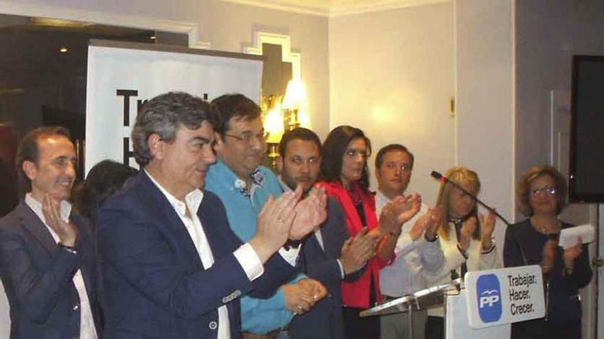 Sedano y los candidatos populares en su presentación.