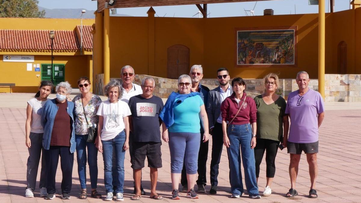 Miembros de la Asociación de Vecinos Amurga-Juan Grande en la Plaza de La Era.