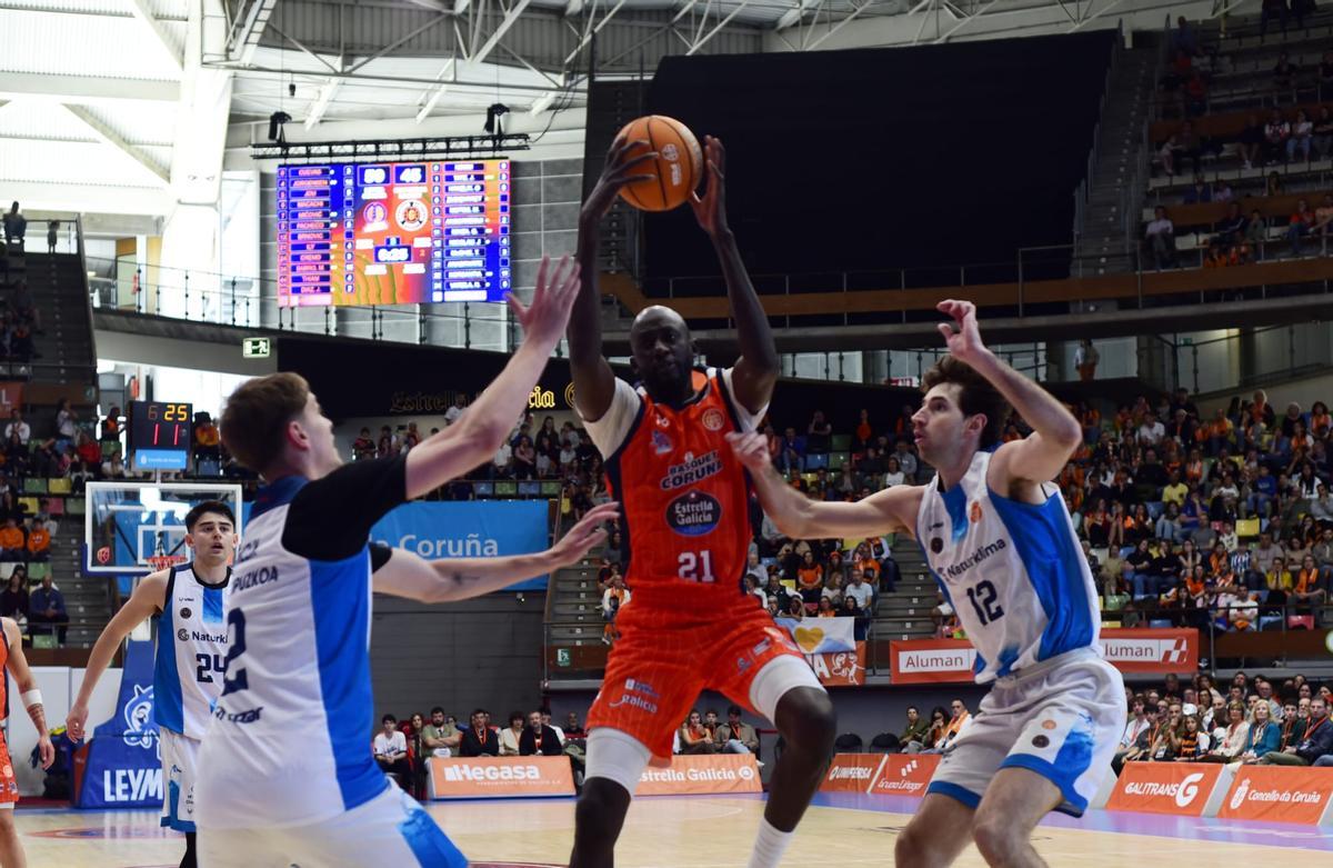 Ilimane Diop pugna por un rebote en la pintura del Gipuzkoa contra Hanzlik y Nicolau.