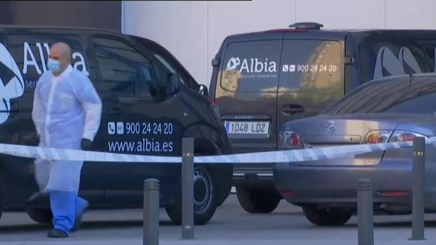 Funerarias y furgonetas de la UME hacen cola para entrar en la morgue del Palacio de Hielo