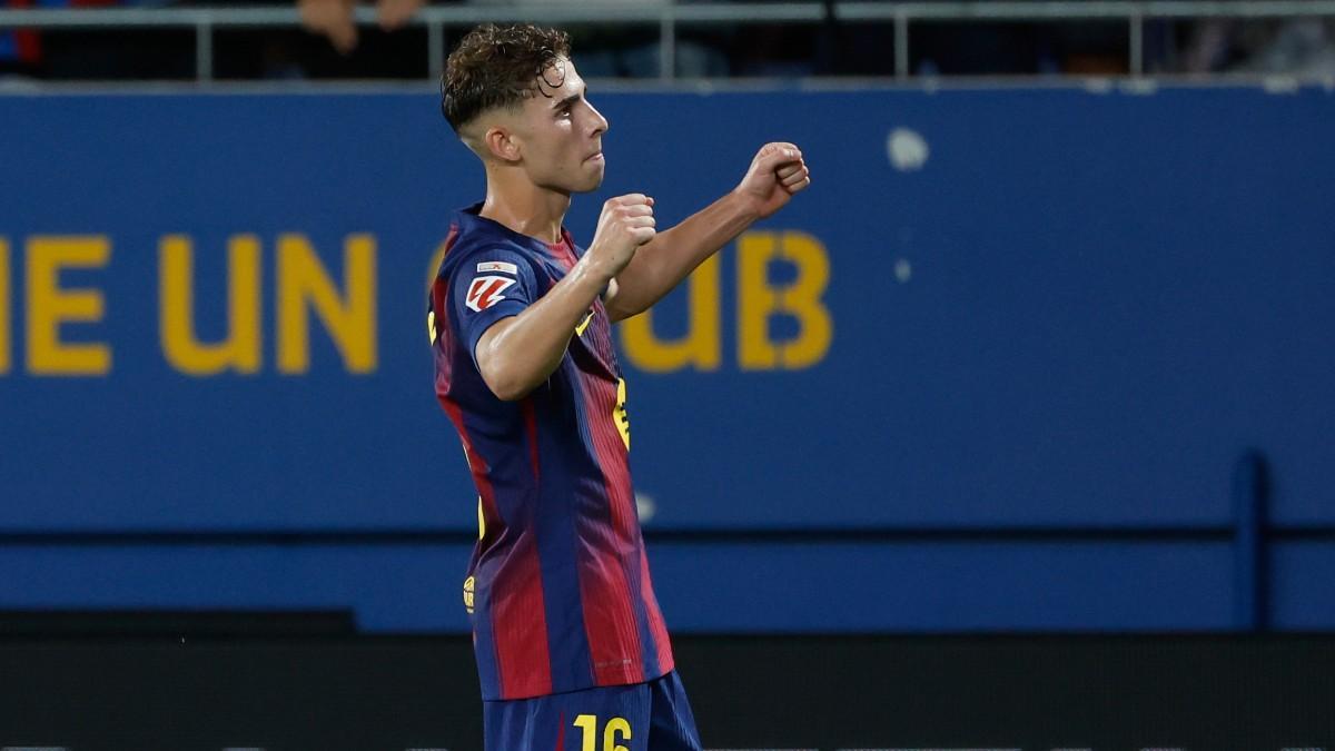 Fermín celebró su tanto ante el Valencia con un besó al escudo