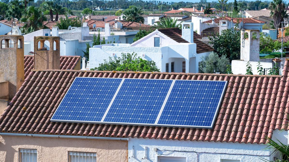 Las placas solares permitirán destinar los excedentes generados en su vivienda habitual a la segunda residencia