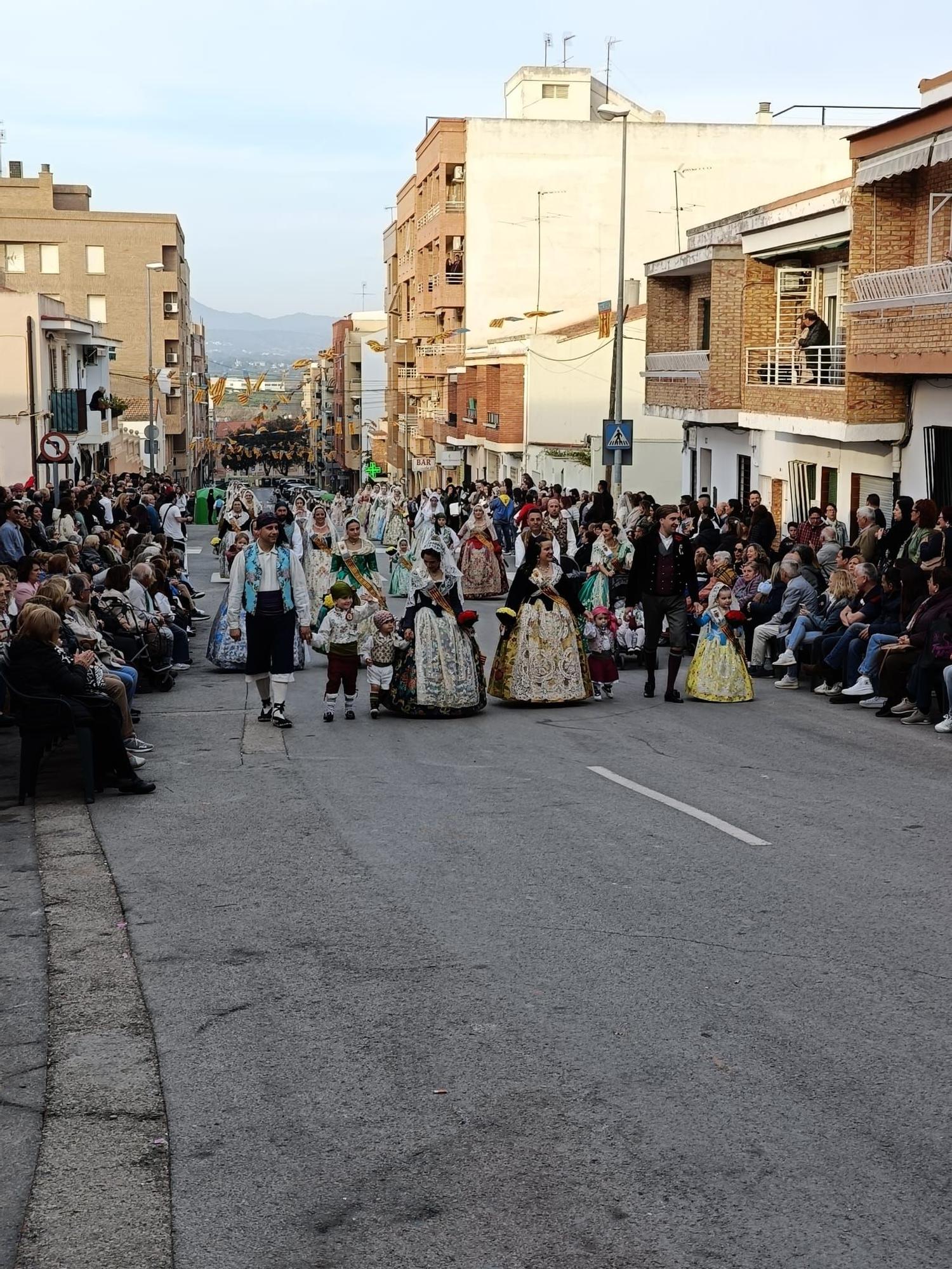 Las comisiones falleras de Bétera celebran su ofrenda