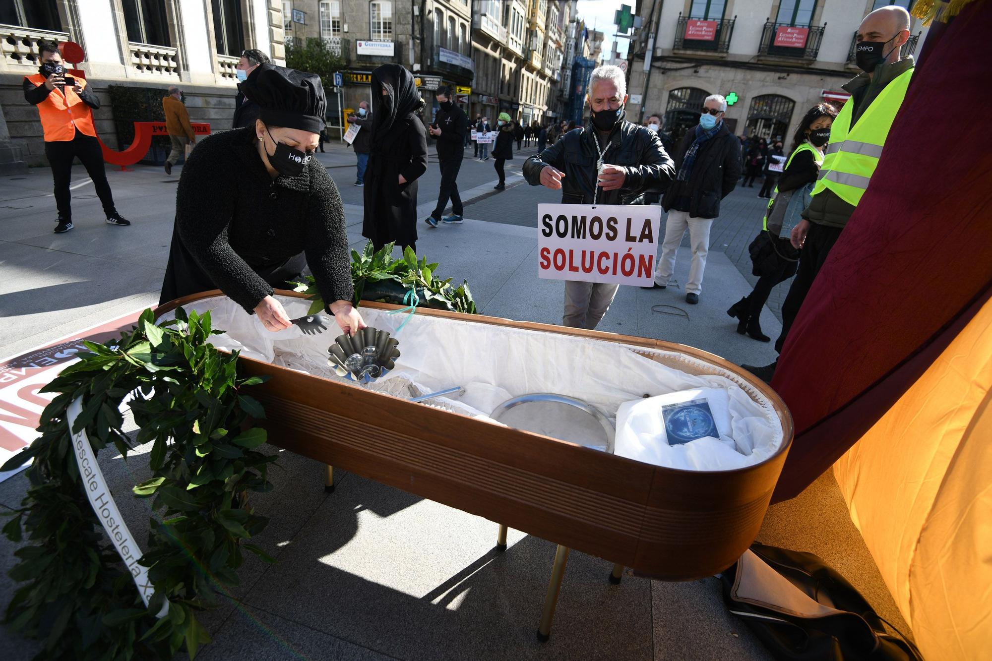 La hostelería de Pontevedra no abandona el luto ante la falta de un “rescate real”