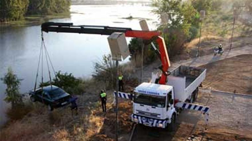 Una conductora cae por las escaleras de acceso al río Guadiana