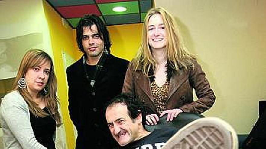 Laurita Lagar, Javi Ramos y Angie Suárez con Juan Martínez.