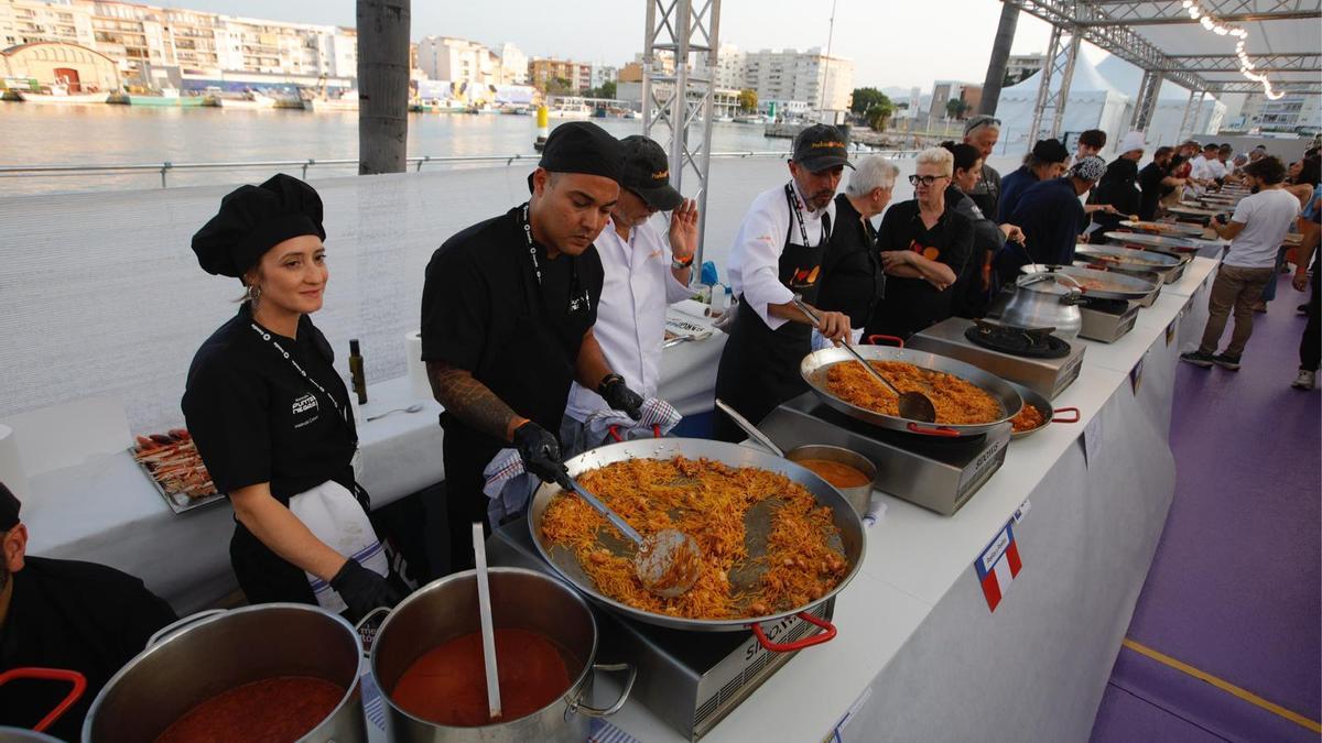 Algunos de los participantes en el concurso, preparando el plato