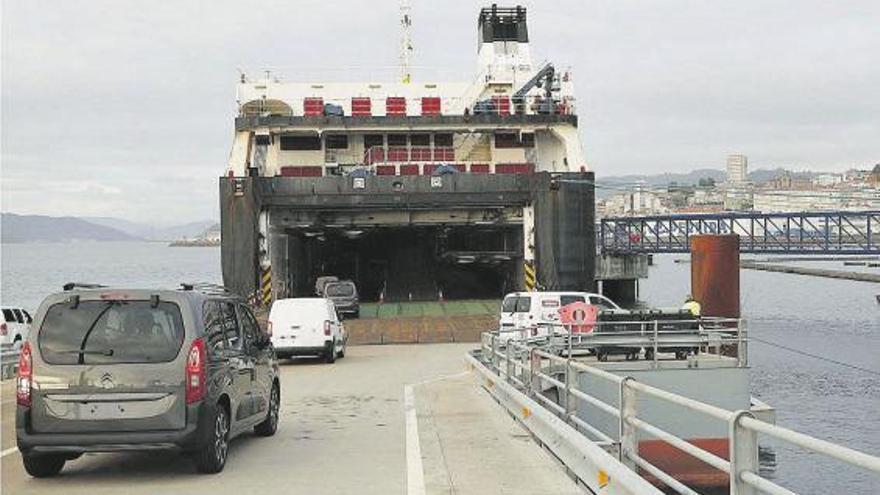 Furgonetas fabricadas en Vigo embarcan en el buque de la autopista del mar rumbo a Francia.