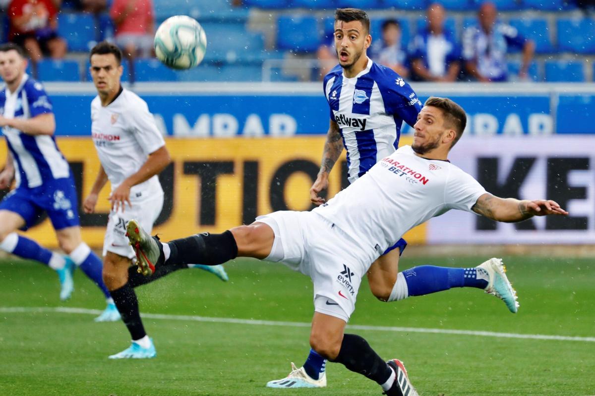 *** CORRIGE PIE DE FOTO*** GRAF2972. VITORIA, 15/09/2019.- El delantero del Sevilla Daniel Carriço (d) controla el balón en el partido ante el Deportivo Alavés, correspondiente a la cuarta jornada de Laliga Santander, disputado este domingo en el estadio Mendizorrotza de Vitoria. EFE/David Aguilar. HORIZONTAL