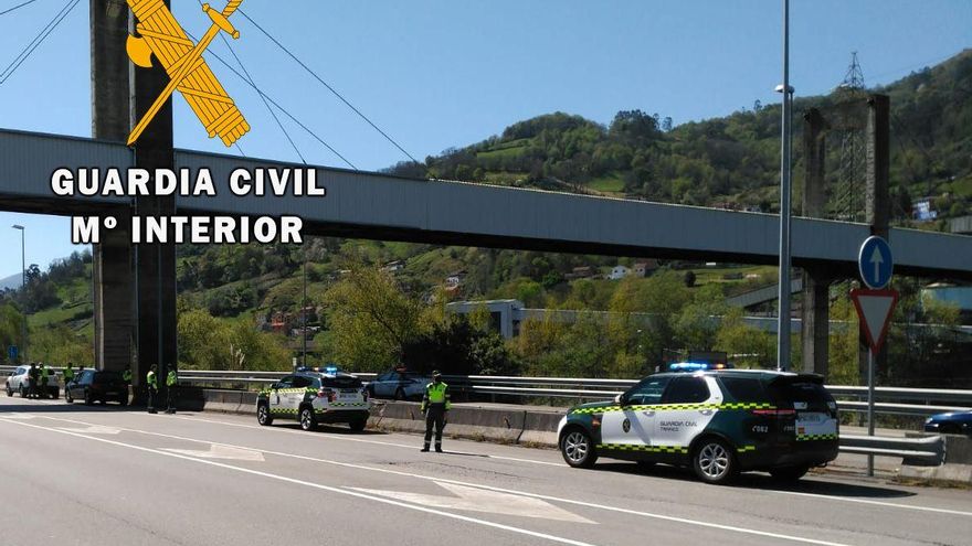 Control de la Guardia Civil a la altura de Mieres.