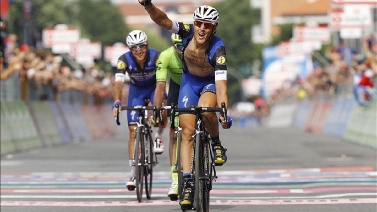 Matteo Trentin celebra la victoria al esprint para alegría de su compañero Brambilla